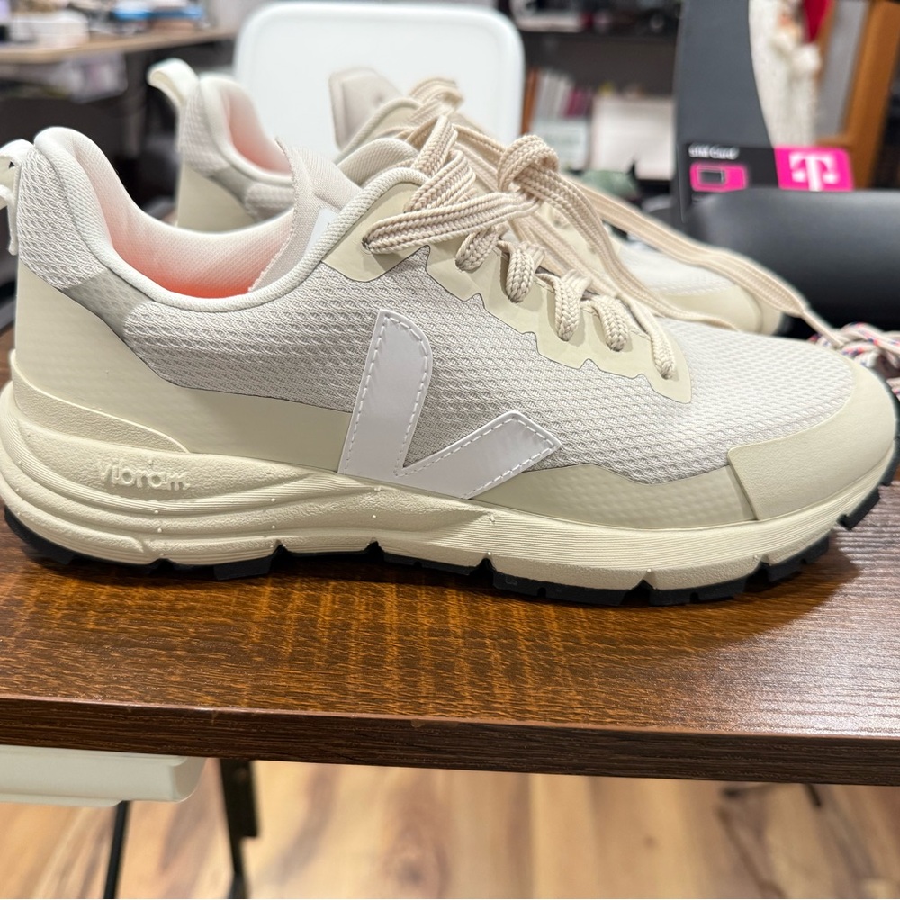 Veja Dekkan Alveomesh Sneaker size 7